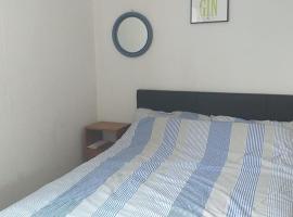 Large double room or single room with shared bathroom, lavprishotell i Ash