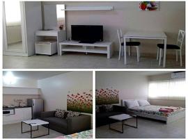 Dmk Don Mueang airport Guest House meet-greet service, hotel in Thung Si Kan