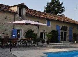 Chambres d'Hôtes La Grange Au Bois, hotell med parkering i Champagne-et-Fontaine