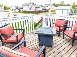 3 beds , Private Cozy Patio , 4 mins drive to Starbucks, hotel in Grande Prairie