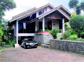 Holidayhome Alam Cipanas Puncak, hotel en Puncak