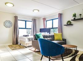 Insaka's 2 Greenlee Apartment - Greenlee Lifestyle Centre, Sandton, hotel near Modderfontein Reserve, Sandown