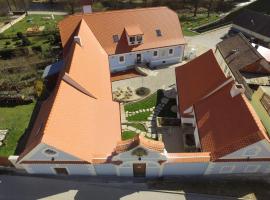 Babyhotel Karolínka a Mlýn, hotel ve Vranově nad Dyjí