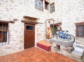 Snug Holiday Home in Valladolid with Private Pool, hytte i Valladolid
