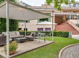 Family escape with Pools and Sauna, hotel Folignóban