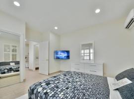 Stylish Modern Home, AC, Parking & Near FWYs, apartment in Santa Ana