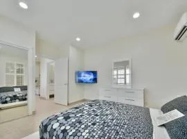 Stylish Modern Home, AC, Parking & Near FWYs