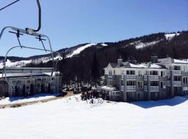 Condo loft ski in - ski out à Stoneham: Stoneham şehrinde bir otel