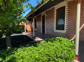 Somerby House - Walk to Dean St, Spacious Retreat, hotel in Albury