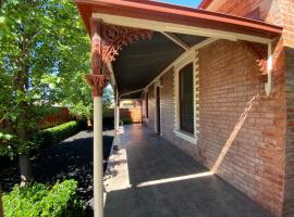 A Cozy 3BR Retreat! CBD, Garden, Pets & Parking, hotel in Albury