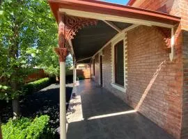 A Cozy 3BR Retreat! CBD, Garden, Pets & Parking