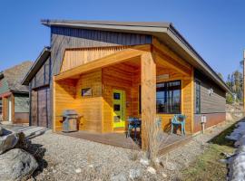 Fireplace and Deck Modern Cabin in Grand Lake!, hotel de playa en Grand Lake