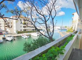 Superbe T2 au calme avec balcon sur la marina - 10, hotell i Canet-en-Roussillon