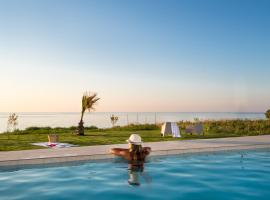 Beachfront Nymphes Aigli, Brand New Villa with Pool, Children Area & BBQ, villa em Skaleta