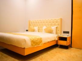 HOTEL GUJRAT INN โรงแรมในRāj Nāndgaon