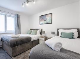 Viesnīca Group-Friendly 3BR Home with Garden Near Swansea Beach pilsētā Svonzi