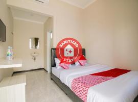 Super OYO 1078 Fakhira Residence, hotel amb aparcament a Cianjur