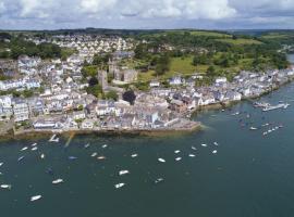 Fowey Penthouse, Fowey, hotel with parking in Fowey