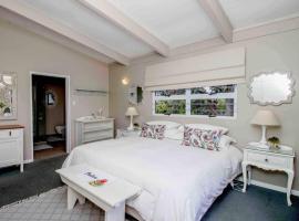 Cape Cottages, hotel dicht bij: Blue Route Mall, Bergvliet