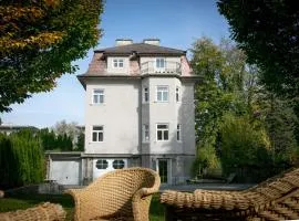 Family Wellhouse Green Garden direct in Salzburg, sunny big garden, up to 16 pax, bikes for free, BBQ, sunbeds, parking for free, 15 min sound of music