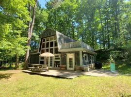 Mountain Hideaway, hotel with parking in Luray