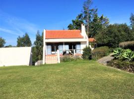 Casa dos Pintos, Golf e Natureza, hotel with parking in Belas