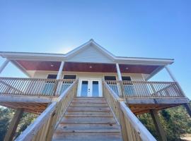 Bungalow Beach house 100 yards from the beach, hotel near Diamondhead Country Club, Bay Saint Louis