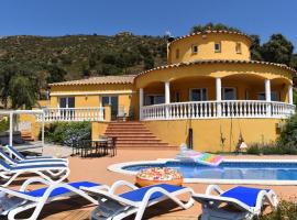 Casa Albera - with pool and fantastic views, casa per le vacanze a Palau-Saverdera