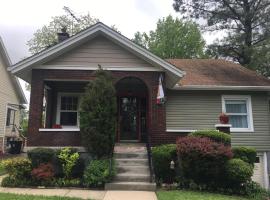 Charming home in Derby city, hotell i nærheten av Tyler Park i Louisville