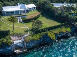 Sound Winds private oceanfront estate with private tennis court & swim dock Property overview，Harrington Hundreds的Villa