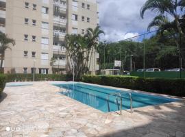 Apto 2 dormitórios à 400 m da Praia de Riviera de São Lourenço - com serviço de praia, hotel near Itaguare Beach, Bertioga