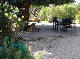 Gîte La Charité à proximité de Roussillon, Gordes, holiday rental in Gargas
