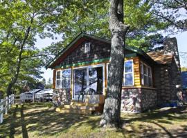 Main Cabin - STARRY NIGHTS cabin, hotel in Carp Lake