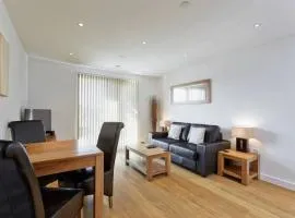 MODERN APARTMENT at SLOUGH STATION, LONDON IN 18 MINS!