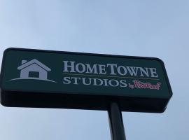 HomeTowne Studios by Red Roof San Antonio E - near AT&T Center, motel in San Antonio