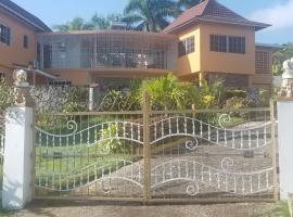 Chaudhry Holiday House Montego Bay, villa i Montego Bay