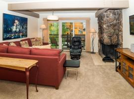 Lift One - Updated Cozy Top Floor Two-bedroom With Mountain View, hotel near Aspen Art Museum, Aspen