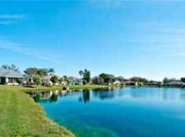 Craig House with Heated Pool on small lake, hotell nära Greens of Manatee Golf Club, Bradenton