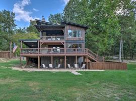 Waterfront Beaver Lake Hideaway with Kayaks and More!, beach hotel in Springdale