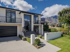 Lake Avenue Studio, villa in Queenstown