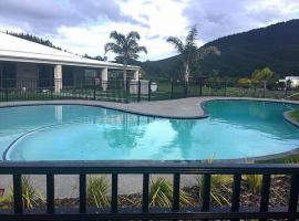 Putt it at Pauanui - Pauanui Holiday Home, hotel i Pauanui