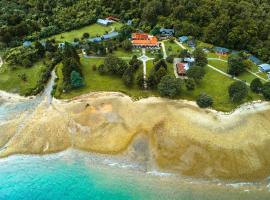 Furneaux Lodge, beach hotel in Endeavour Inlet