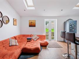 NEW Bright & Stylish 4BD Home City Centre of Leeds, holiday home in Leeds