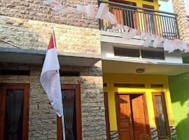 Homestay Kuning Ceria - Murah, Akses kota & wisata, hotel v destinaci Cijoho
