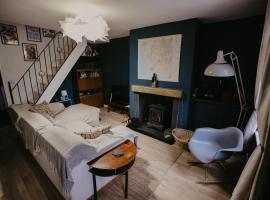 Unique, cosy, Lake District artist hideaway - 5 bd, hotel a Millom