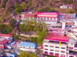 Calux Hill Queen at Mall Road with Parking - Formerly Amara