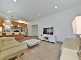 1000#1 Contemporary Home w/ Parking, Grill, & AC!, hotel with parking in Newport Beach