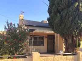 Modern Charming Miners’ Cottage +Free Internet, hotel a Broken Hill