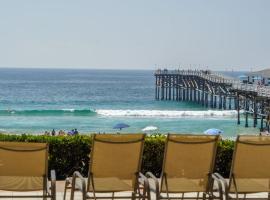 Steps from Sandy Pacific Beach, rumah liburan di San Diego