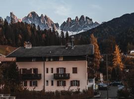 Hotel Fines, viešbutis mieste Funesas